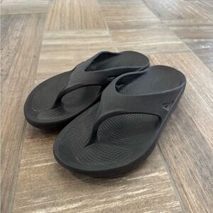 Oofos OORIGINAL SANDAL in BLACK Women’s size 10